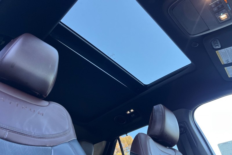 Ford Explorer Vehicle Full-screen Gallery Image 18