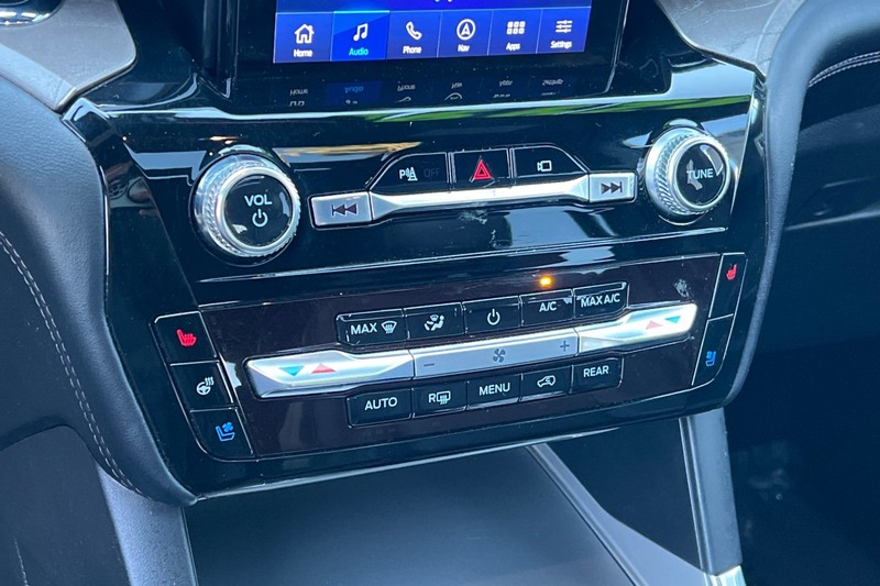 Ford Explorer Vehicle Full-screen Gallery Image 22