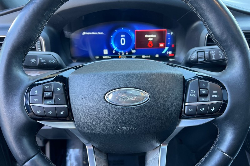 Ford Explorer Vehicle Full-screen Gallery Image 25