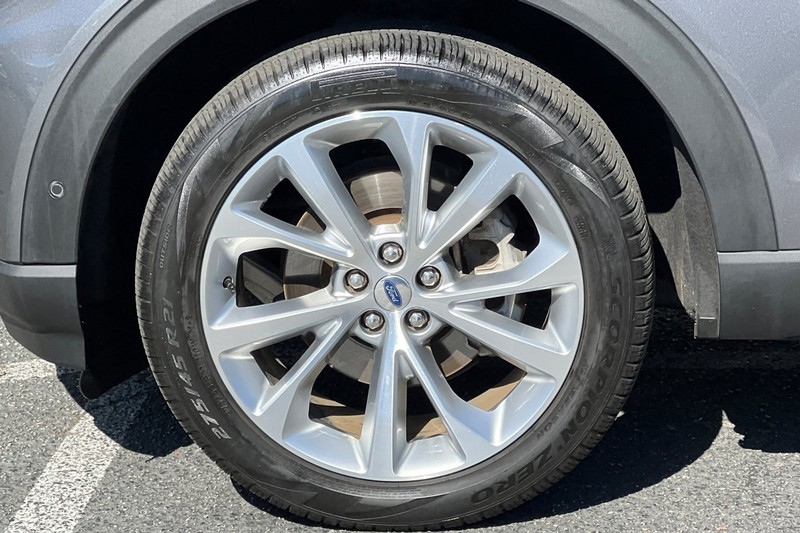 Ford Explorer Vehicle Full-screen Gallery Image 28