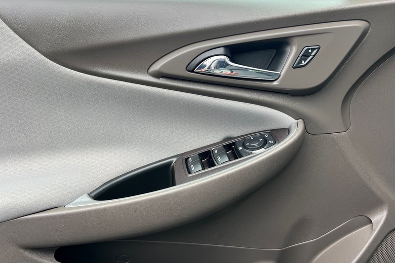 Chevrolet Malibu Vehicle Full-screen Gallery Image 11