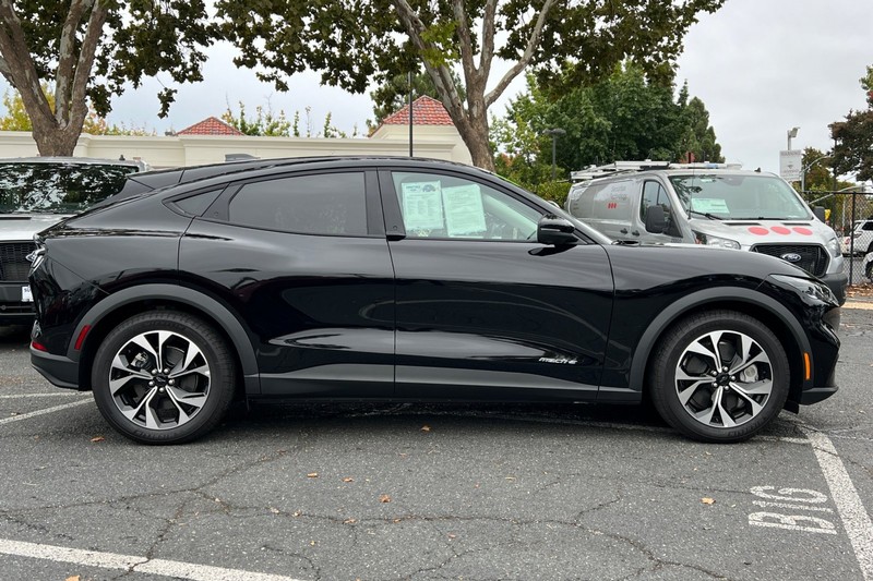 Ford Mustang Mach-E Vehicle Full-screen Gallery Image 03