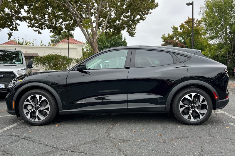 Ford Mustang Mach-E Vehicle Full-screen Gallery Image 07