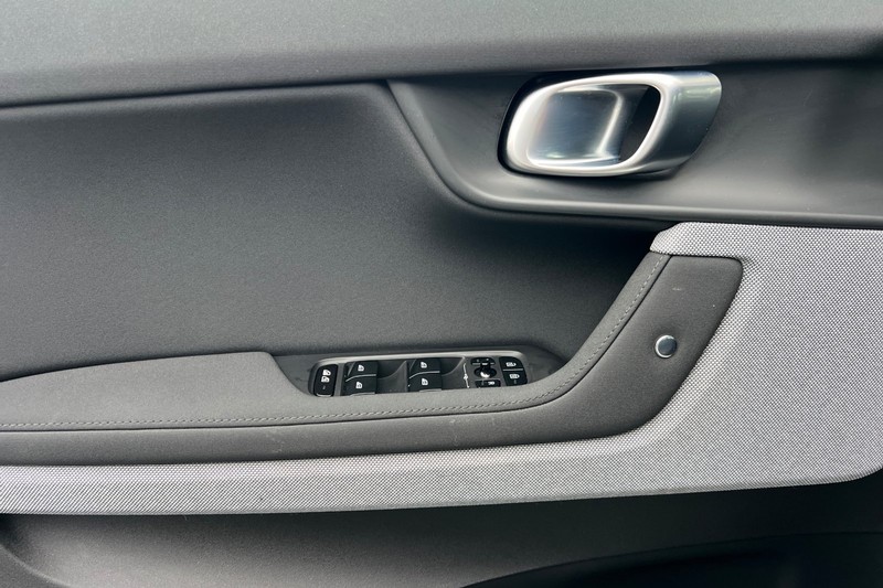 Polestar 2 Vehicle Full-screen Gallery Image 11