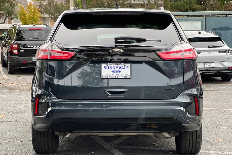 Ford Edge Vehicle Full-screen Gallery Image 05