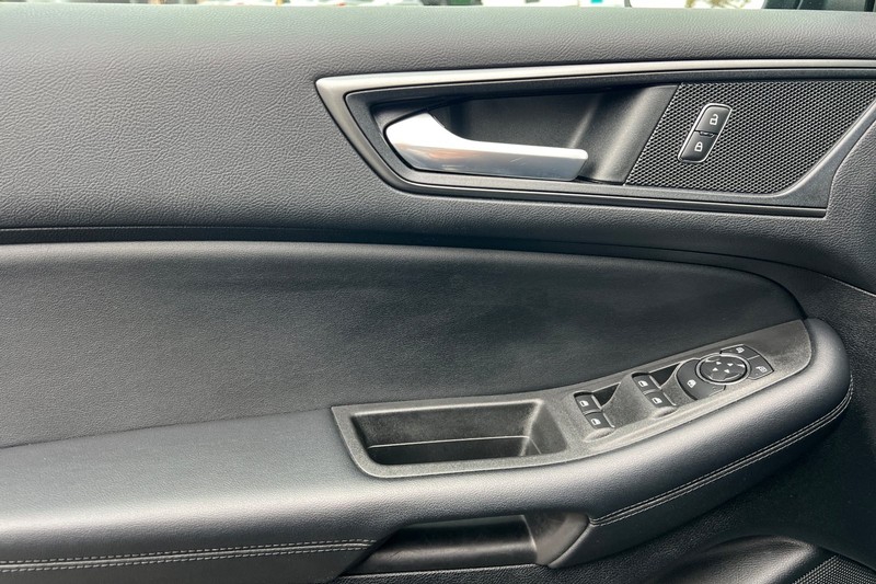 Ford Edge Vehicle Full-screen Gallery Image 12