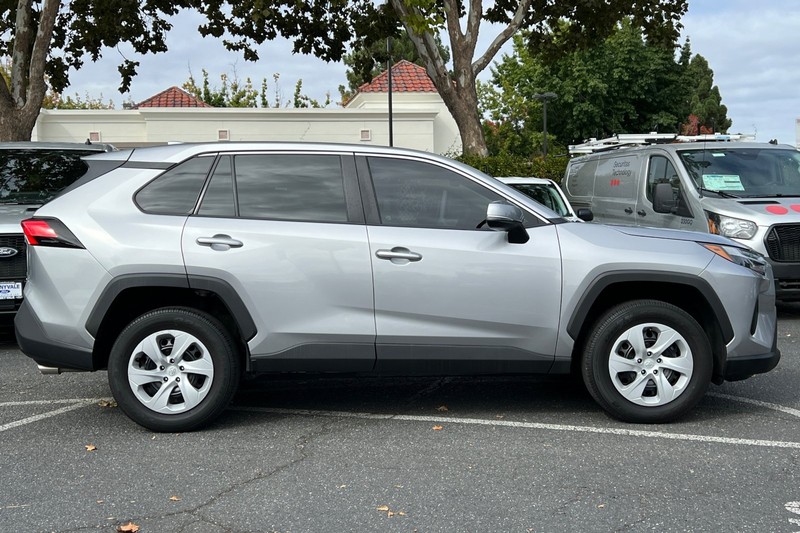 Toyota RAV4 Vehicle Full-screen Gallery Image 03