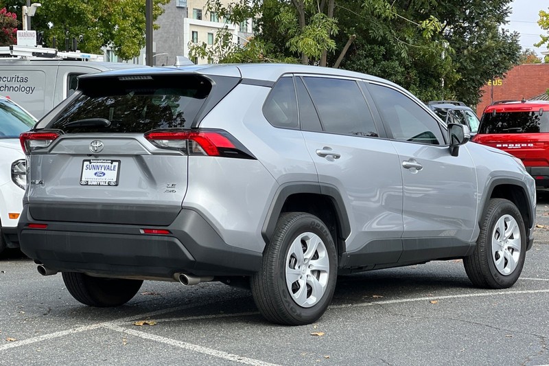 Toyota RAV4 Vehicle Full-screen Gallery Image 04