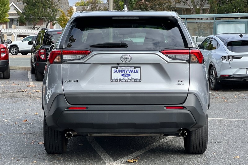 Toyota RAV4 Vehicle Full-screen Gallery Image 05