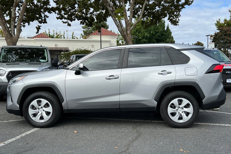 Toyota RAV4 Vehicle Full-screen Gallery Image 07