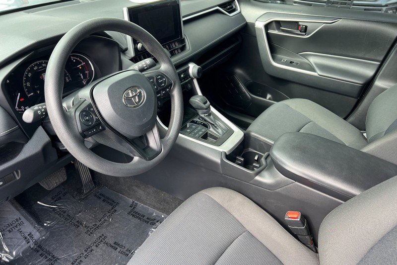 Toyota RAV4 Vehicle Full-screen Gallery Image 10