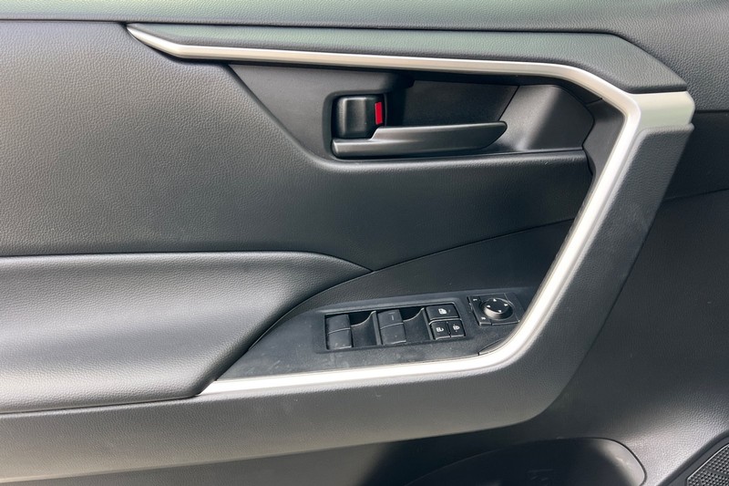 Toyota RAV4 Vehicle Full-screen Gallery Image 11