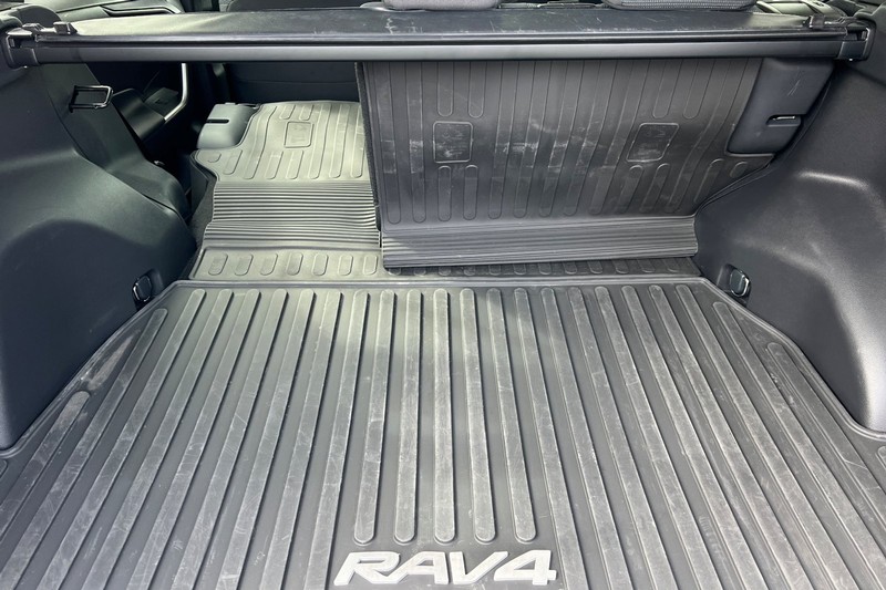 Toyota RAV4 Vehicle Full-screen Gallery Image 15