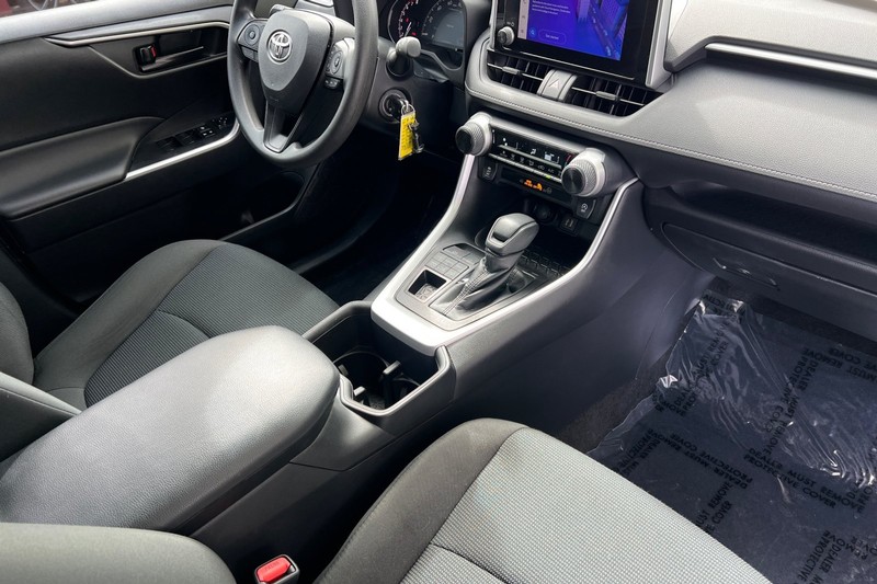 Toyota RAV4 Vehicle Full-screen Gallery Image 16