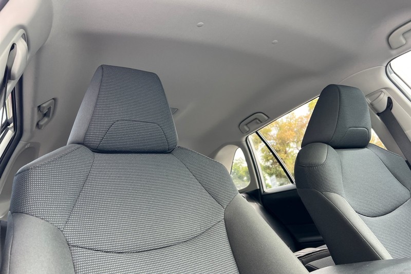 Toyota RAV4 Vehicle Full-screen Gallery Image 17