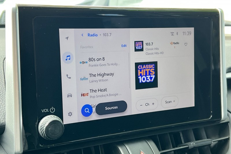 Toyota RAV4 Vehicle Full-screen Gallery Image 18