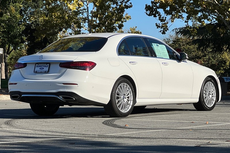 Mercedes-Benz E-Class Vehicle Full-screen Gallery Image 04