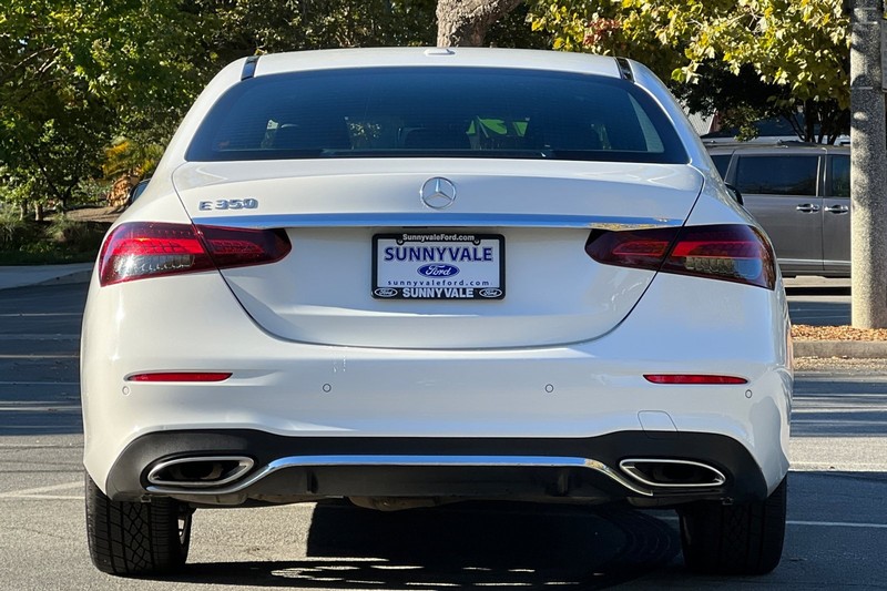 Mercedes-Benz E-Class Vehicle Full-screen Gallery Image 05