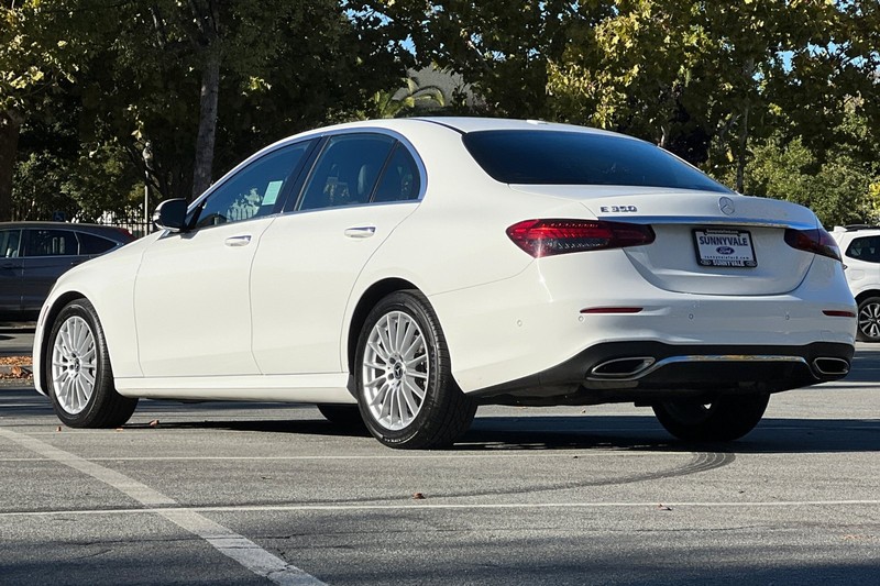 Mercedes-Benz E-Class Vehicle Full-screen Gallery Image 06