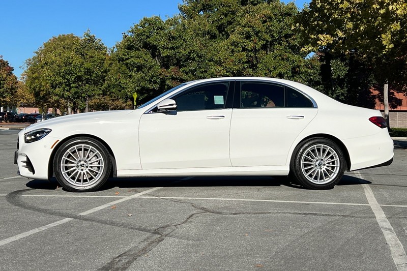 Mercedes-Benz E-Class Vehicle Full-screen Gallery Image 07