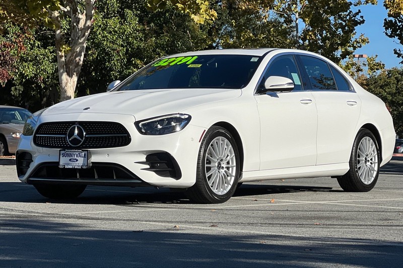 Mercedes-Benz E-Class Vehicle Full-screen Gallery Image 08