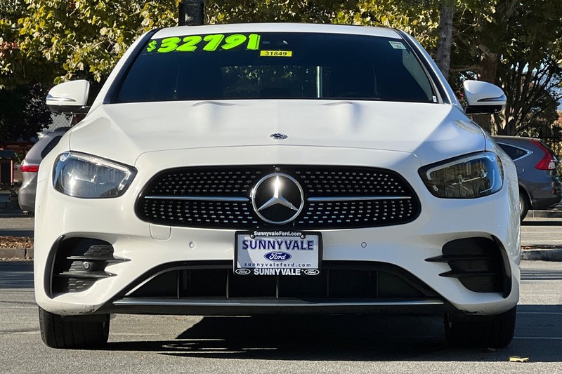 Mercedes-Benz E-Class Vehicle Full-screen Gallery Image 09