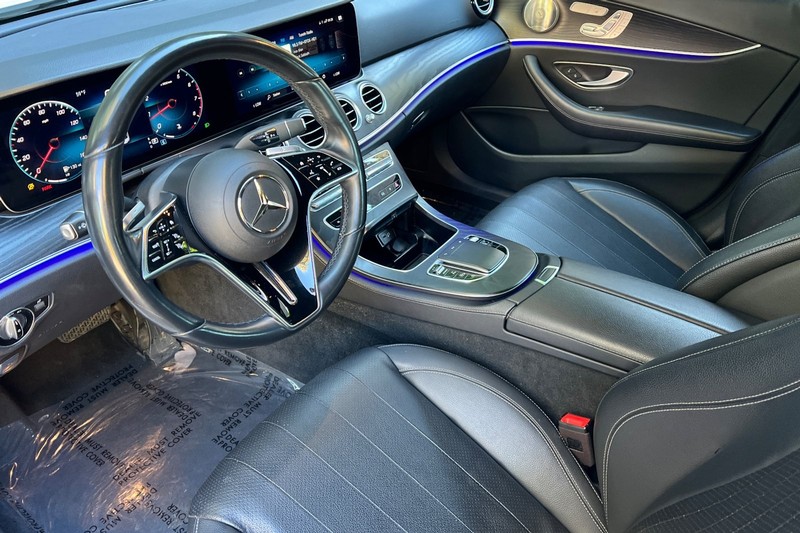 Mercedes-Benz E-Class Vehicle Full-screen Gallery Image 10