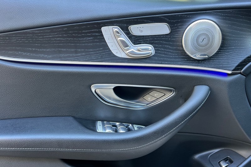 Mercedes-Benz E-Class Vehicle Full-screen Gallery Image 11