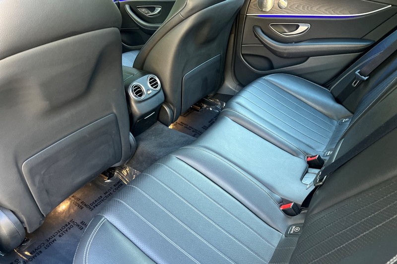 Mercedes-Benz E-Class Vehicle Full-screen Gallery Image 12