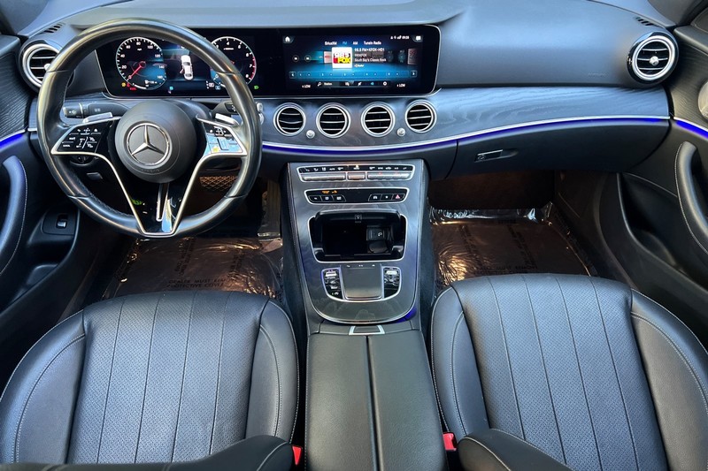 Mercedes-Benz E-Class Vehicle Full-screen Gallery Image 13