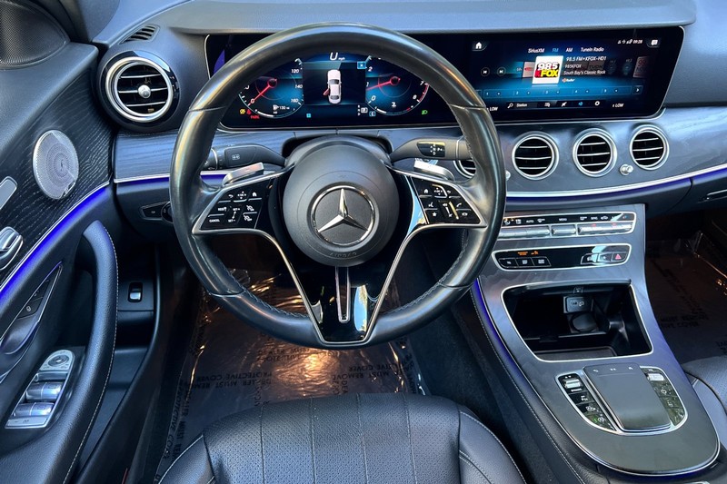 Mercedes-Benz E-Class Vehicle Full-screen Gallery Image 14