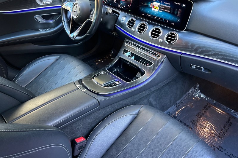 Mercedes-Benz E-Class Vehicle Full-screen Gallery Image 15