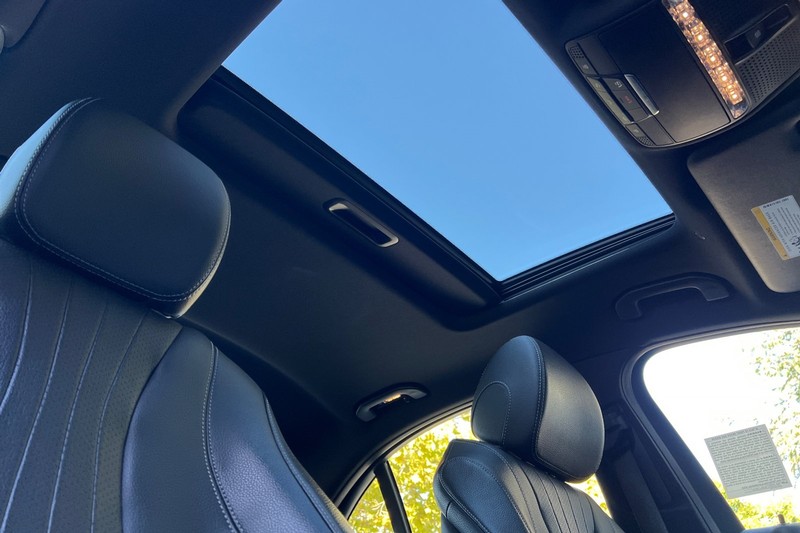 Mercedes-Benz E-Class Vehicle Full-screen Gallery Image 16