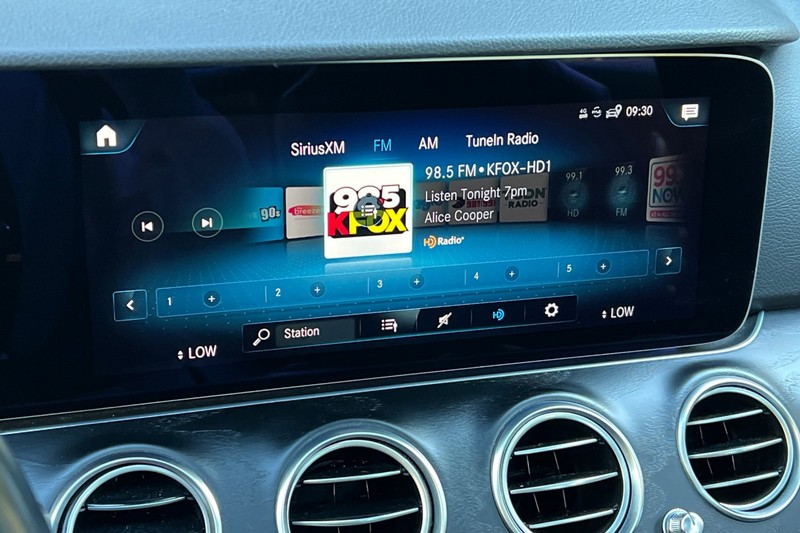 Mercedes-Benz E-Class Vehicle Full-screen Gallery Image 17