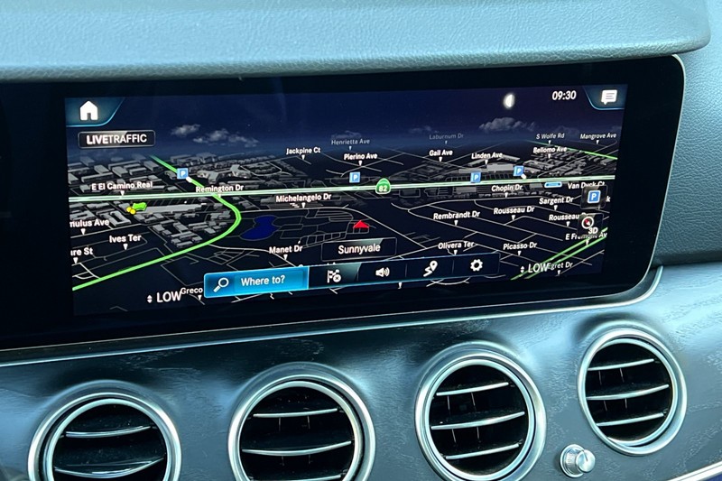 Mercedes-Benz E-Class Vehicle Full-screen Gallery Image 18