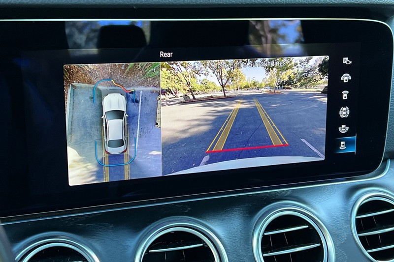 Mercedes-Benz E-Class Vehicle Full-screen Gallery Image 19