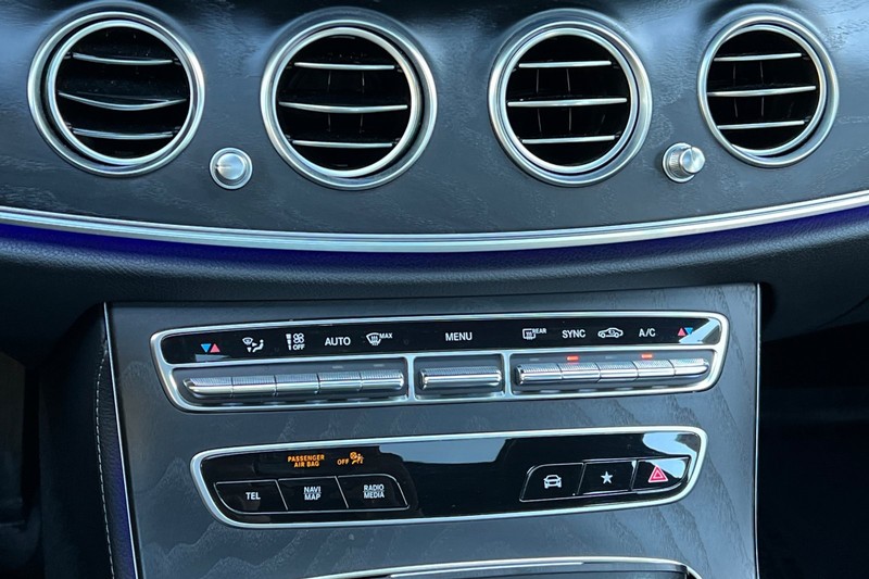 Mercedes-Benz E-Class Vehicle Full-screen Gallery Image 20