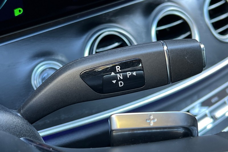 Mercedes-Benz E-Class Vehicle Full-screen Gallery Image 21