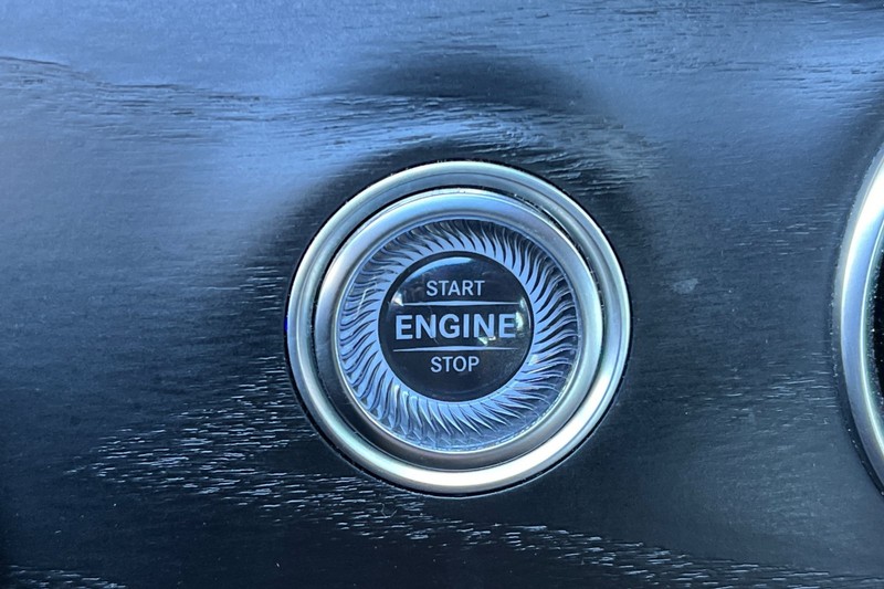 Mercedes-Benz E-Class Vehicle Full-screen Gallery Image 22