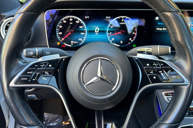 Mercedes-Benz E-Class Vehicle Full-screen Gallery Image 23