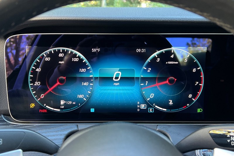 Mercedes-Benz E-Class Vehicle Full-screen Gallery Image 24