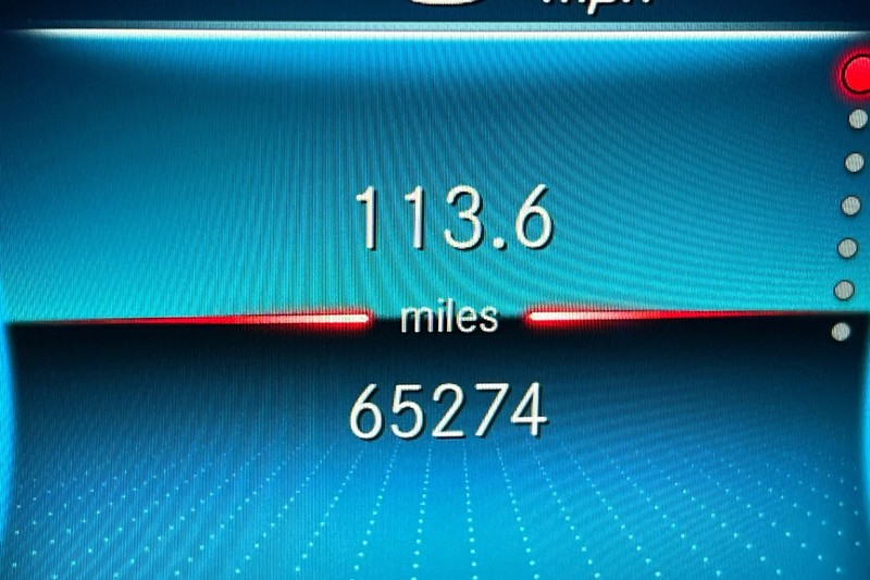 Mercedes-Benz E-Class Vehicle Full-screen Gallery Image 25