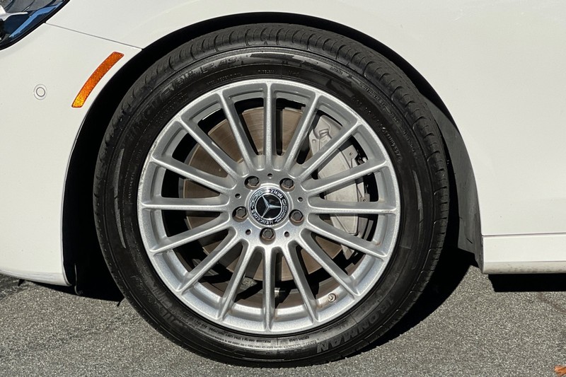 Mercedes-Benz E-Class Vehicle Full-screen Gallery Image 26