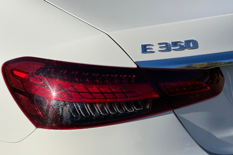 Mercedes-Benz E-Class Vehicle Full-screen Gallery Image 27