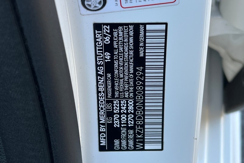 Mercedes-Benz E-Class Vehicle Full-screen Gallery Image 28