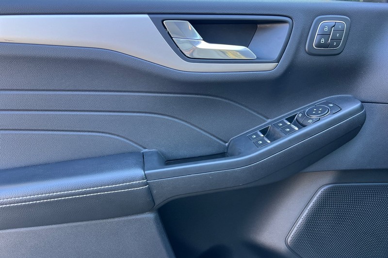 Ford Escape Vehicle Full-screen Gallery Image 12