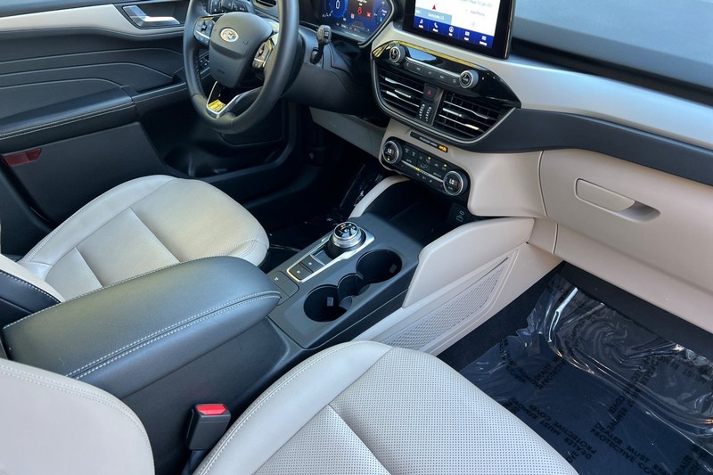 Ford Escape Vehicle Full-screen Gallery Image 17