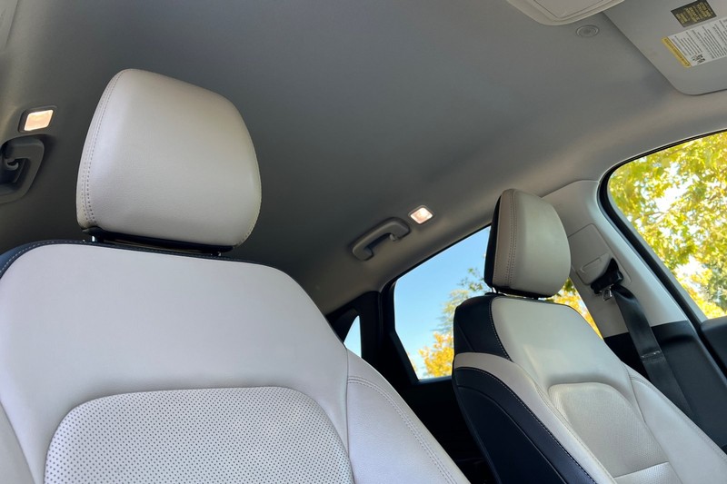 Ford Escape Vehicle Full-screen Gallery Image 18