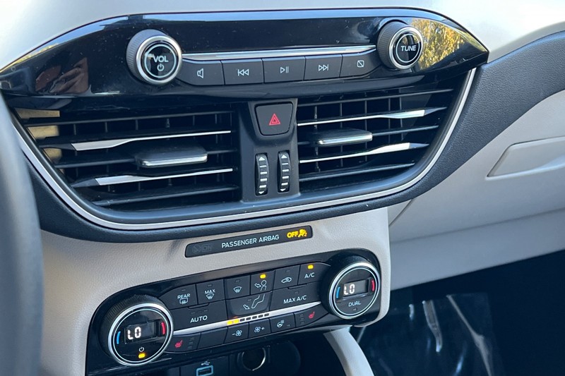 Ford Escape Vehicle Full-screen Gallery Image 22