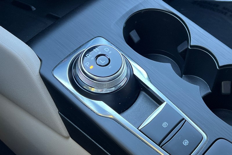 Ford Escape Vehicle Full-screen Gallery Image 23